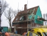 de bestaande pannen weer terug op het dak